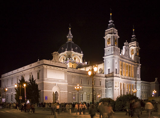 Catedral de la Almudena iluminada | Foto de PictFactory (Flickr)