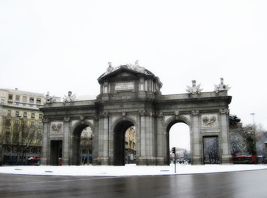 Puerta de Alcalá nevada | Foto de Dexae (Flickr)